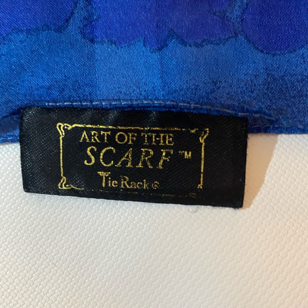 This beautiful rectangular scarf has an Ombré colour pallet.